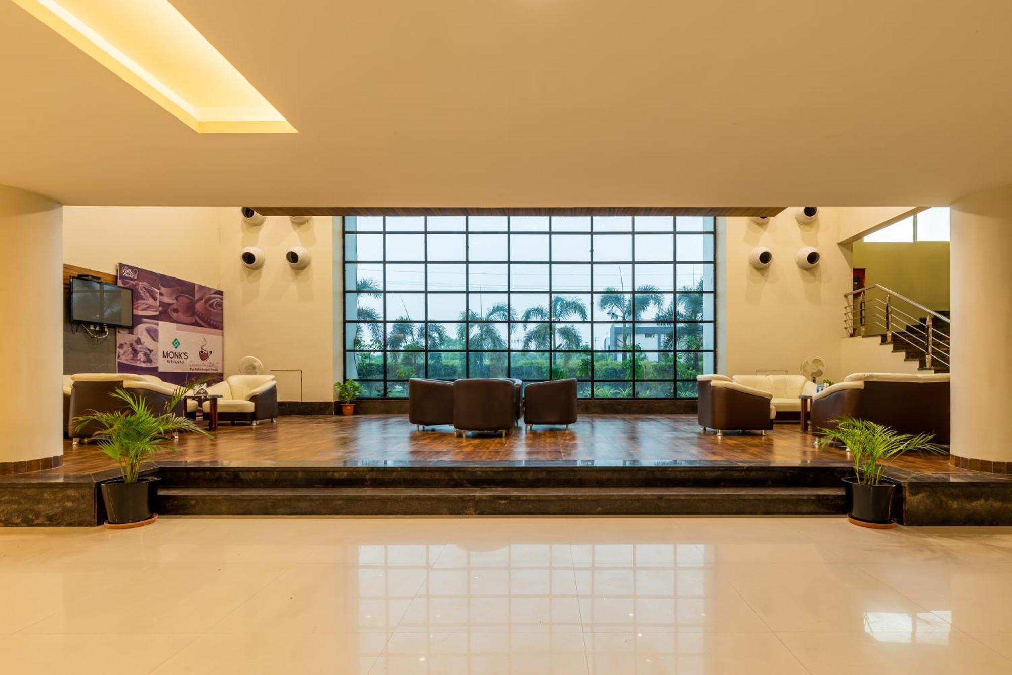 Monk'S Nirvanaa Hotel & Resort 인도르 외부 사진