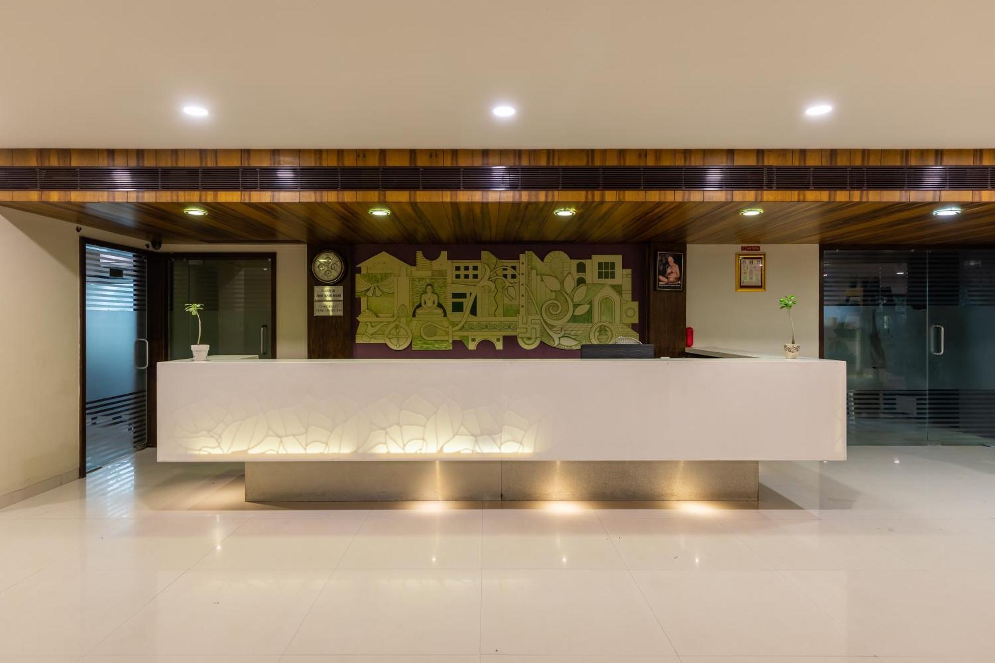 Monk'S Nirvanaa Hotel & Resort 인도르 외부 사진